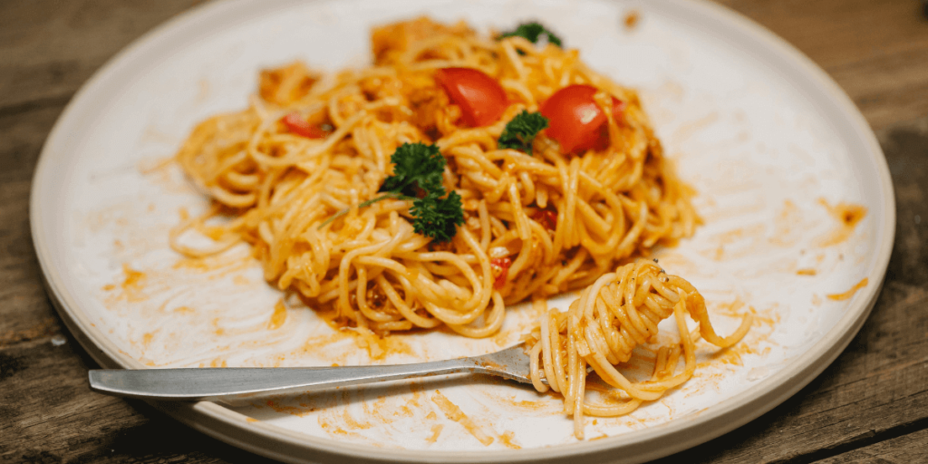 macarrao ao molho de tomate e manjericao