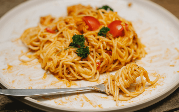 Macarrão com Molho de Tomate e Manjericão