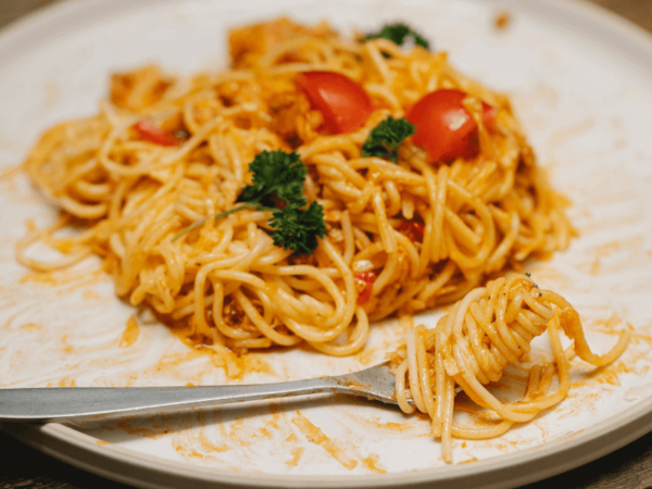 Macarrão com Molho de Tomate e Manjericão